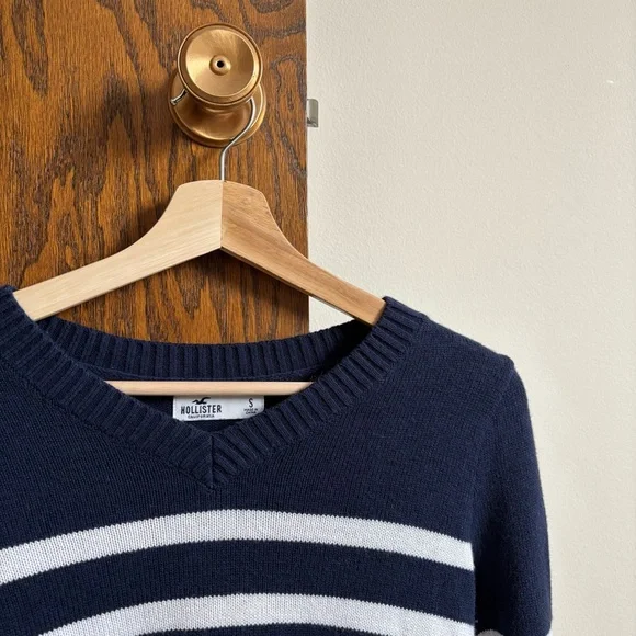 Hollister Size Small Navy Blue Cropped Long-Sleeve Striped V-Neck Sweater - Picture 2 of 7